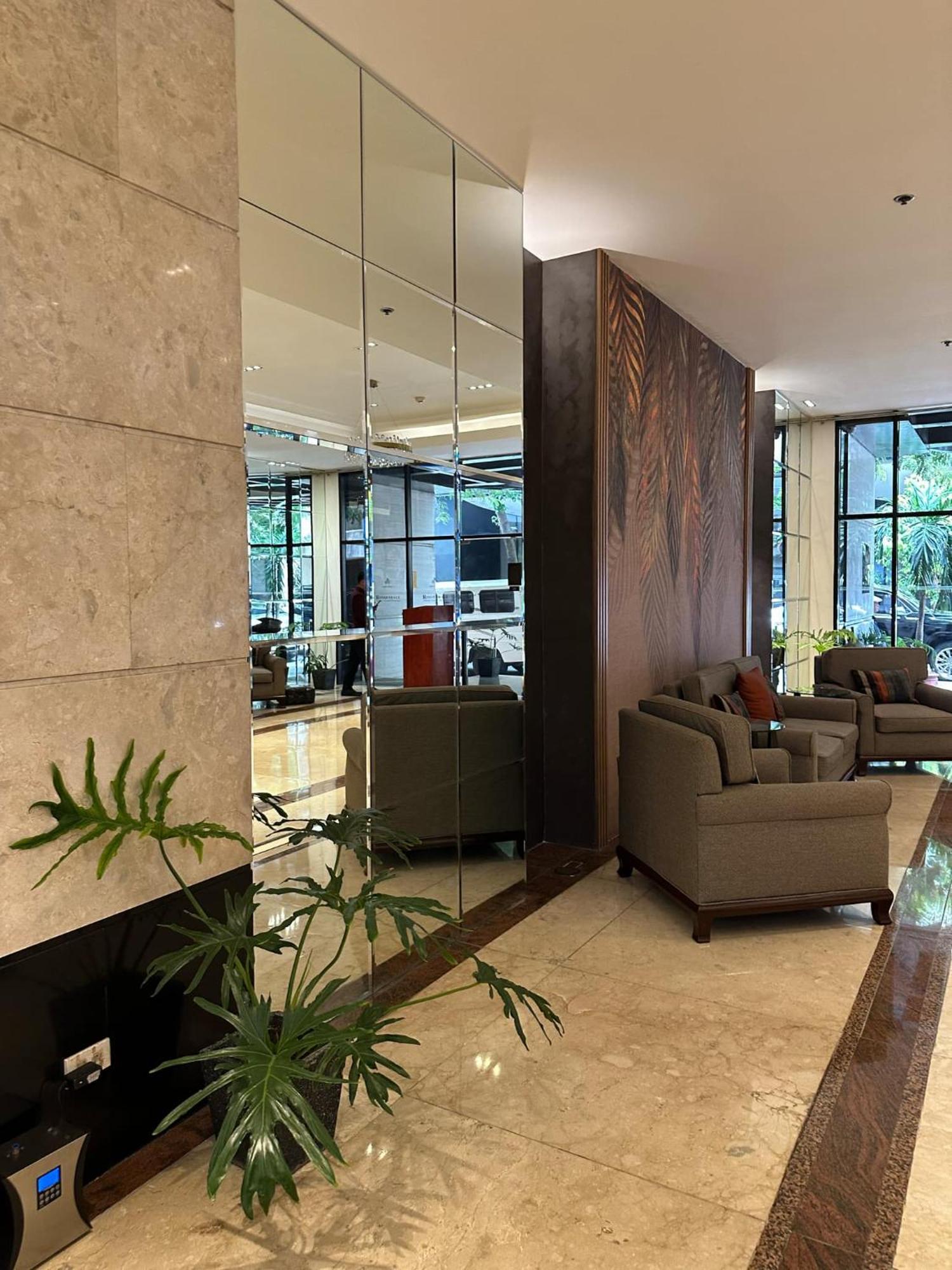 One Bedroom With Balcony By Christine Suites Ph In Greenbelt Radisson Makati City Ngoại thất bức ảnh