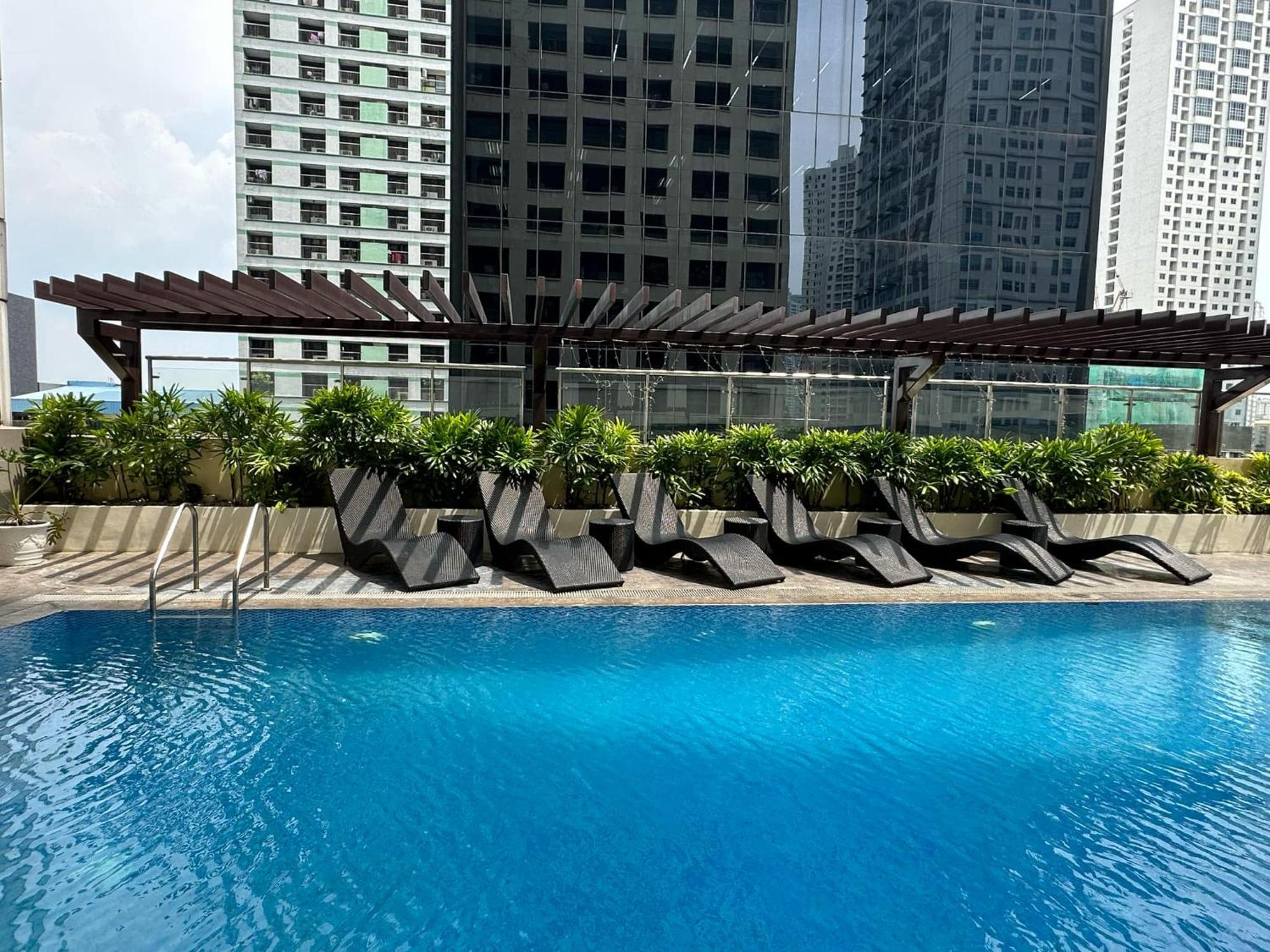 One Bedroom With Balcony By Christine Suites Ph In Greenbelt Radisson Makati City Ngoại thất bức ảnh