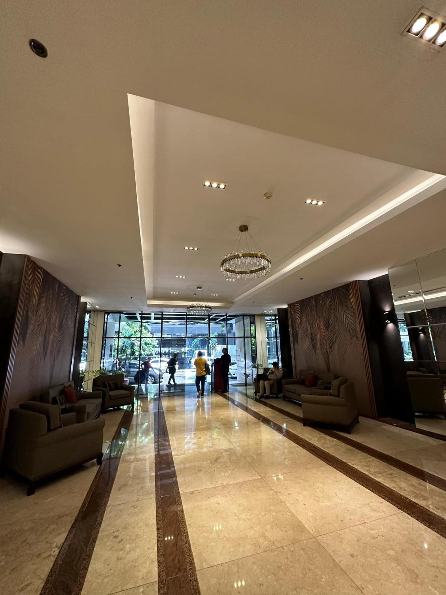 One Bedroom With Balcony By Christine Suites Ph In Greenbelt Radisson Makati City Ngoại thất bức ảnh