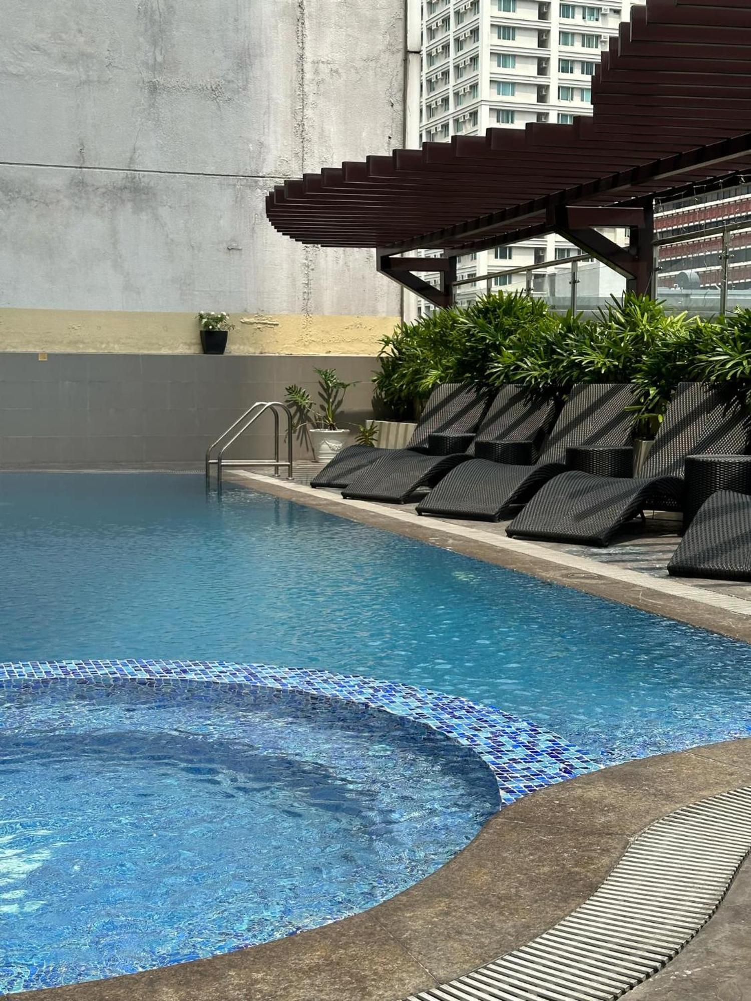 One Bedroom With Balcony By Christine Suites Ph In Greenbelt Radisson Makati City Ngoại thất bức ảnh