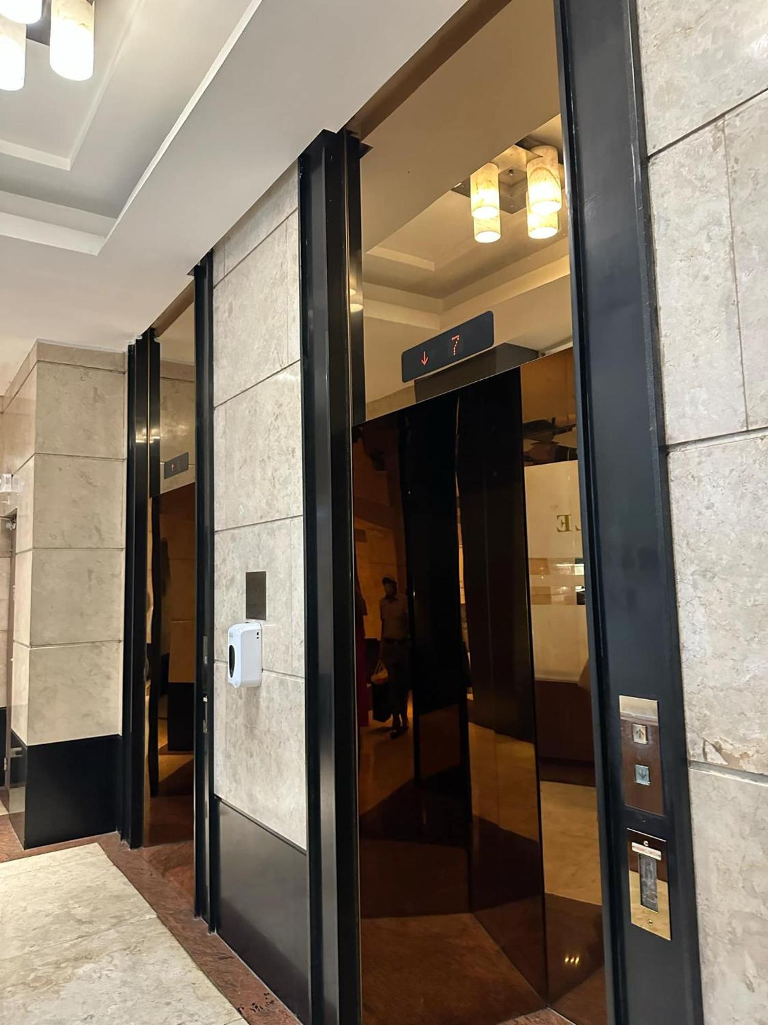 One Bedroom With Balcony By Christine Suites Ph In Greenbelt Radisson Makati City Ngoại thất bức ảnh