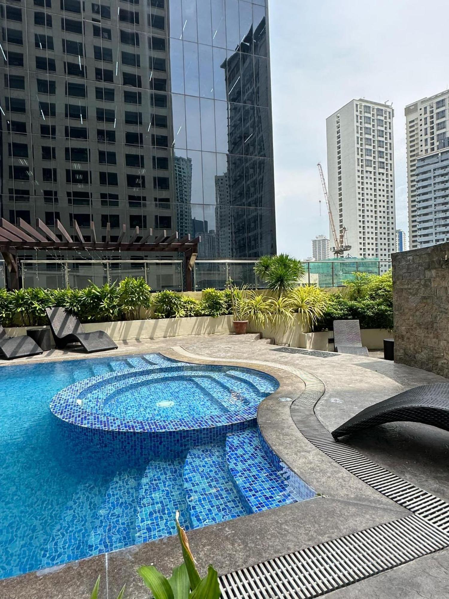 One Bedroom With Balcony By Christine Suites Ph In Greenbelt Radisson Makati City Ngoại thất bức ảnh