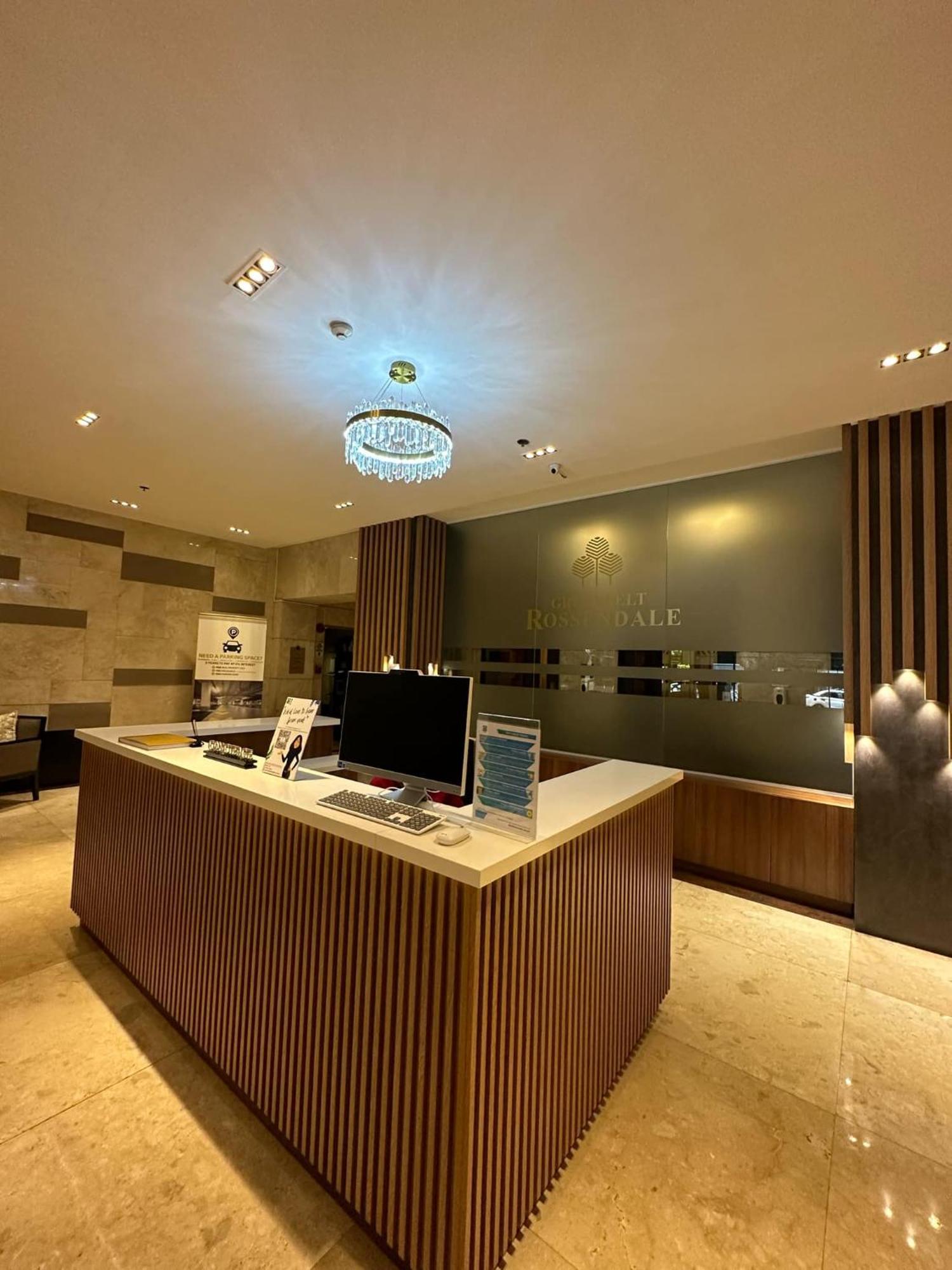 One Bedroom With Balcony By Christine Suites Ph In Greenbelt Radisson Makati City Ngoại thất bức ảnh