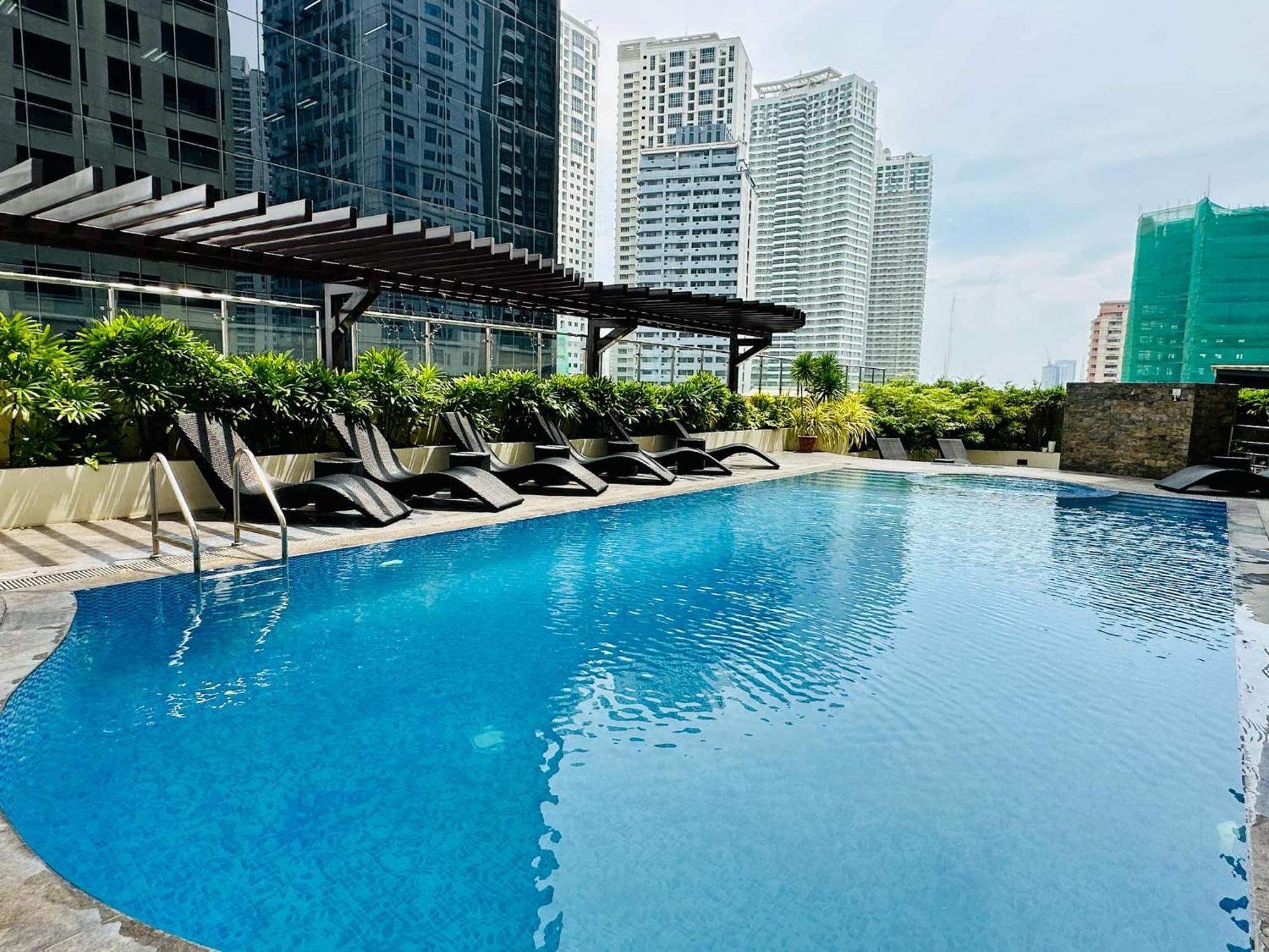 One Bedroom With Balcony By Christine Suites Ph In Greenbelt Radisson Makati City Ngoại thất bức ảnh