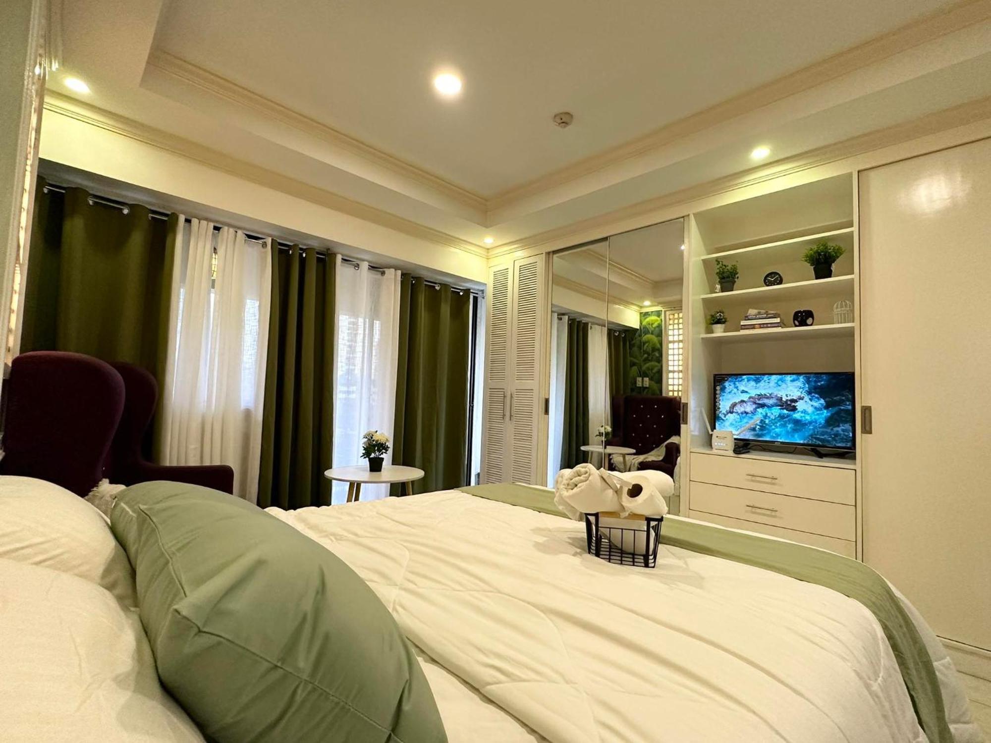 One Bedroom With Balcony By Christine Suites Ph In Greenbelt Radisson Makati City Ngoại thất bức ảnh