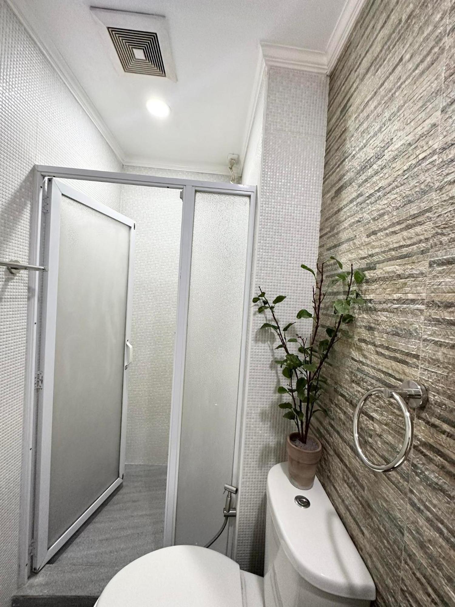 One Bedroom With Balcony By Christine Suites Ph In Greenbelt Radisson Makati City Ngoại thất bức ảnh