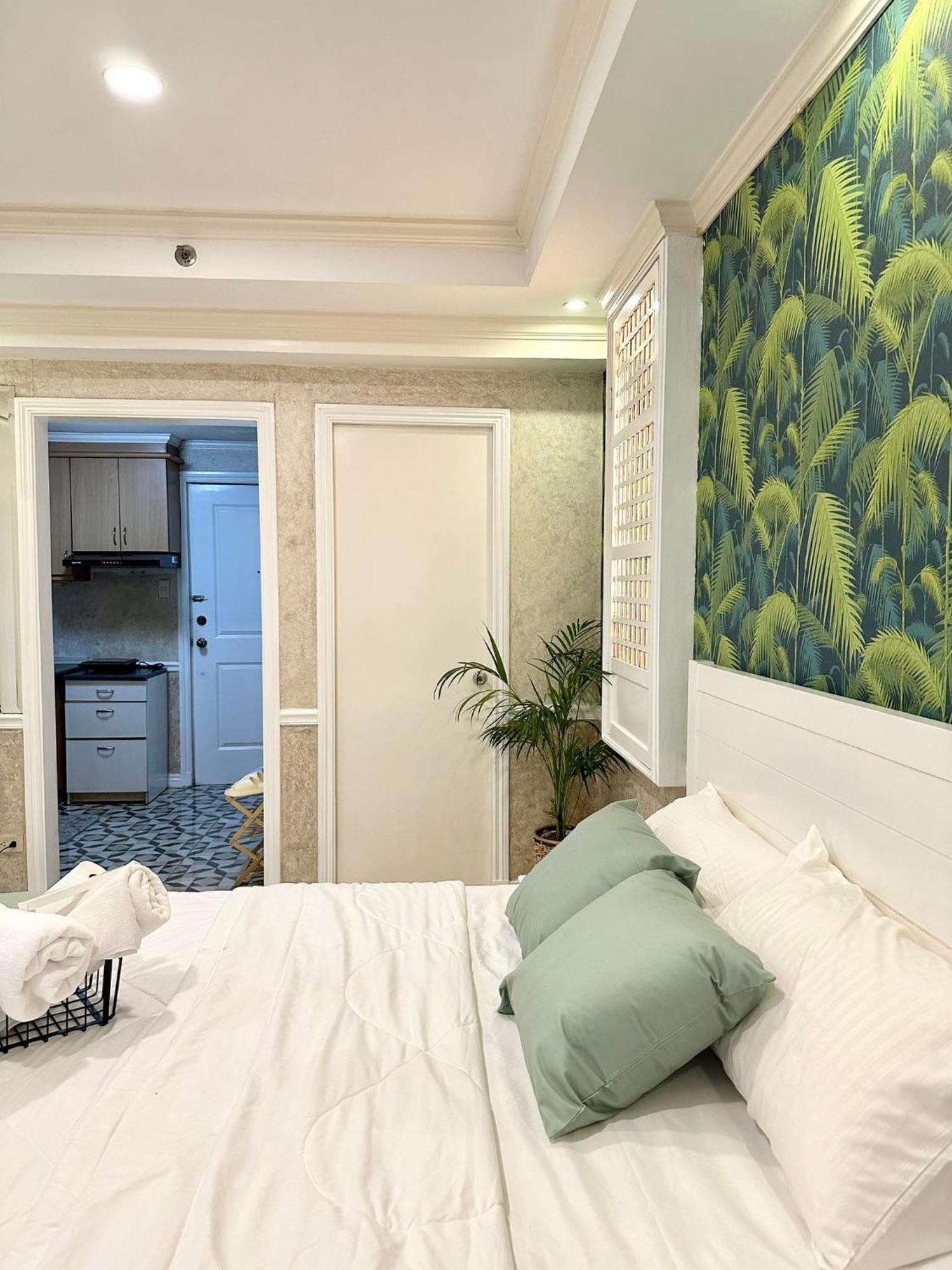 One Bedroom With Balcony By Christine Suites Ph In Greenbelt Radisson Makati City Ngoại thất bức ảnh