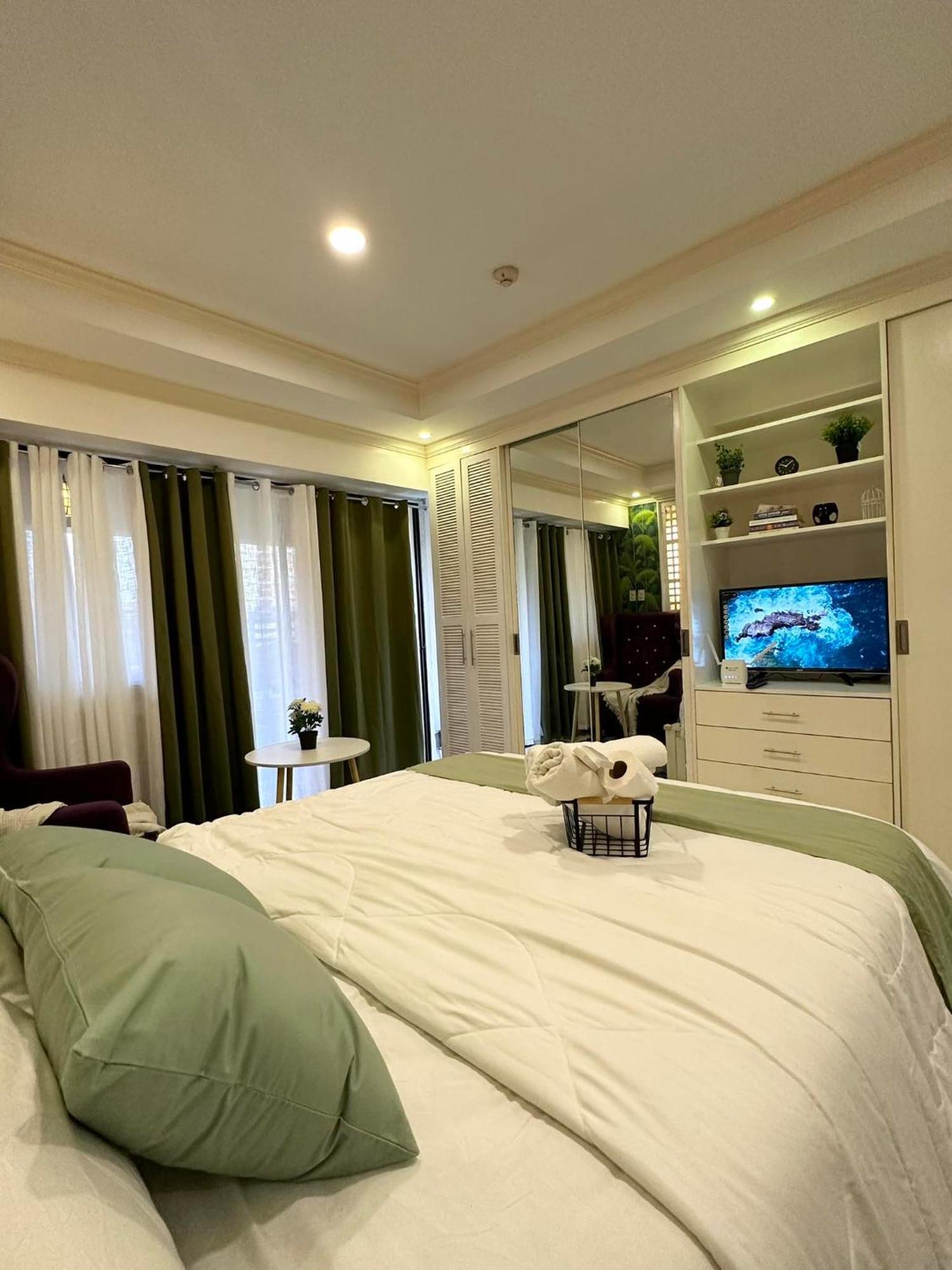 One Bedroom With Balcony By Christine Suites Ph In Greenbelt Radisson Makati City Ngoại thất bức ảnh