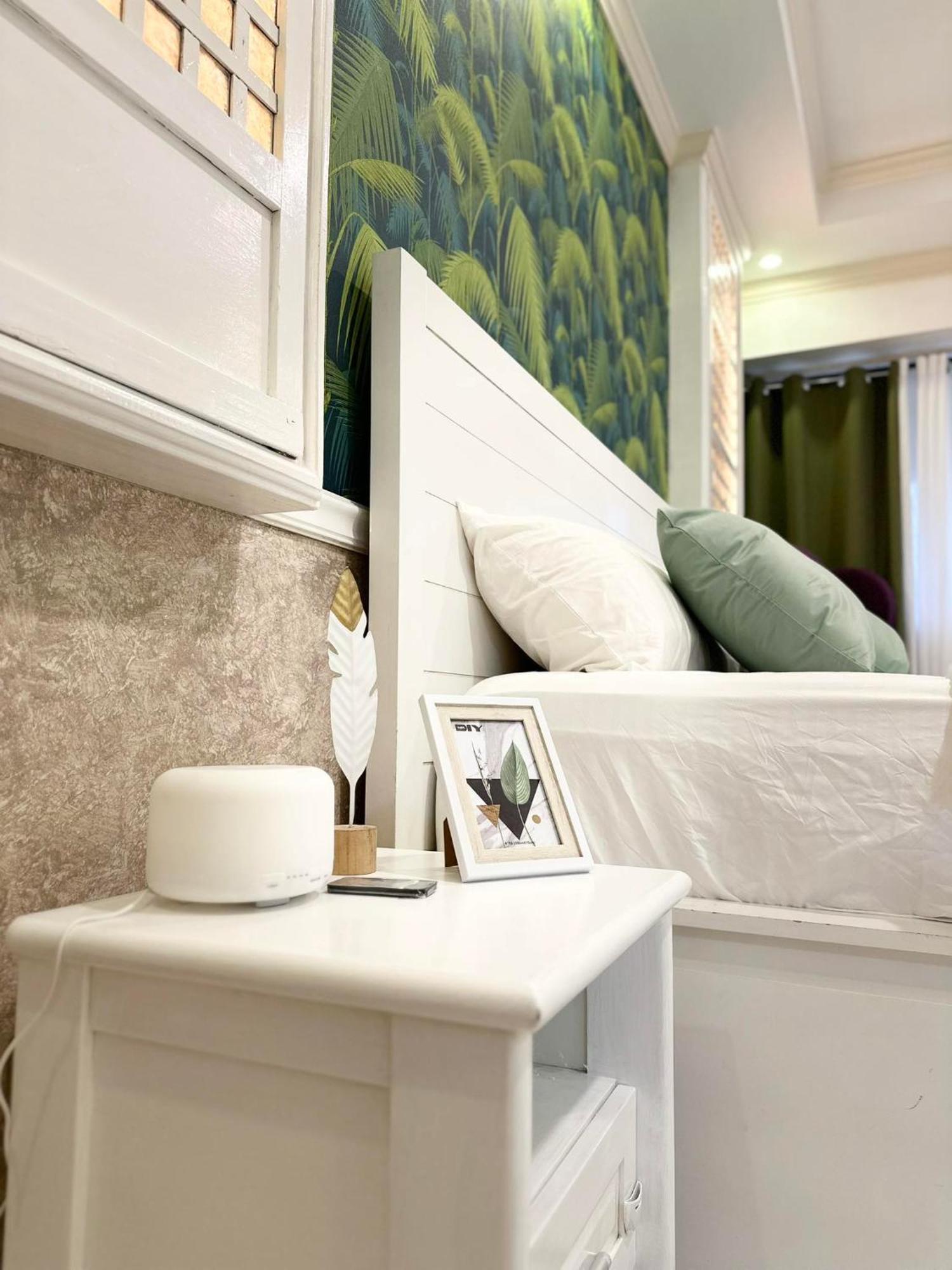 One Bedroom With Balcony By Christine Suites Ph In Greenbelt Radisson Makati City Ngoại thất bức ảnh