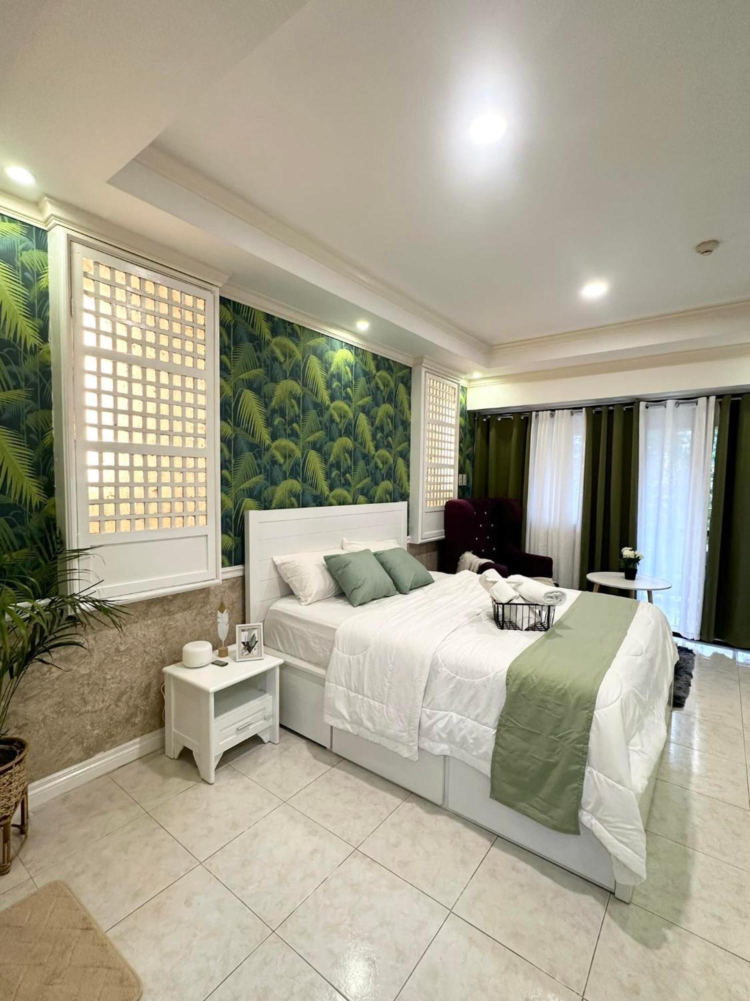 One Bedroom With Balcony By Christine Suites Ph In Greenbelt Radisson Makati City Ngoại thất bức ảnh