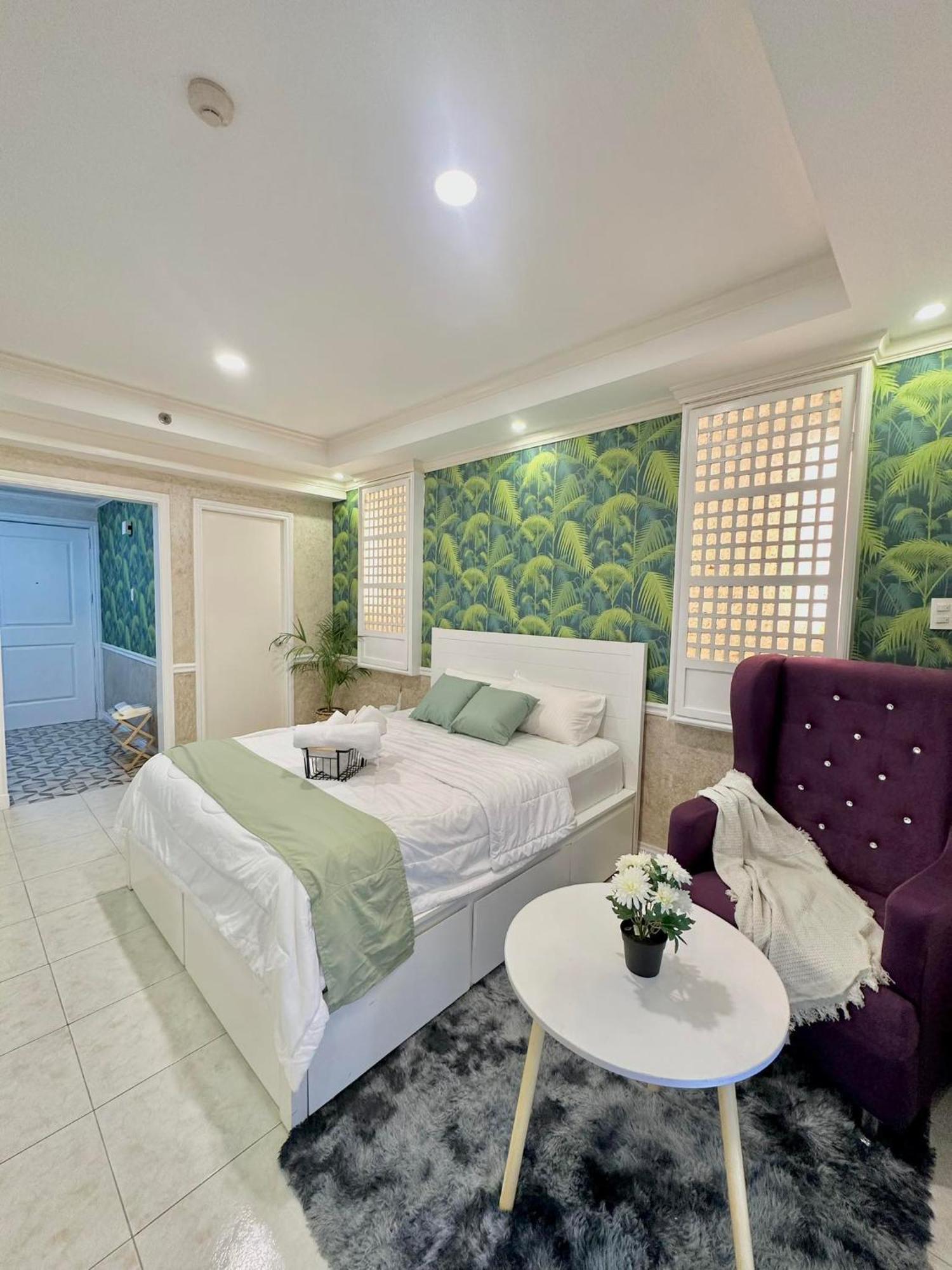 One Bedroom With Balcony By Christine Suites Ph In Greenbelt Radisson Makati City Ngoại thất bức ảnh