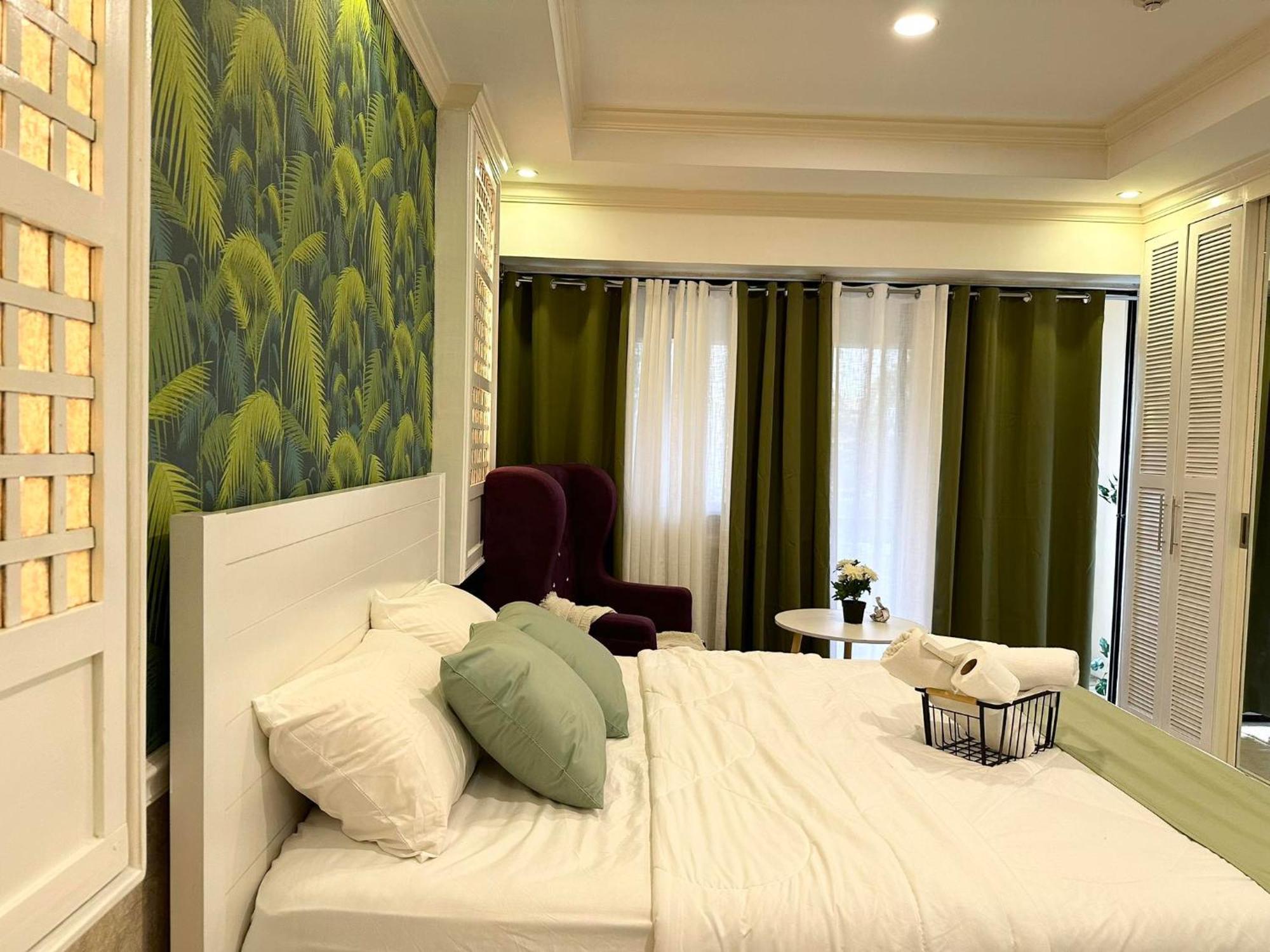 One Bedroom With Balcony By Christine Suites Ph In Greenbelt Radisson Makati City Ngoại thất bức ảnh