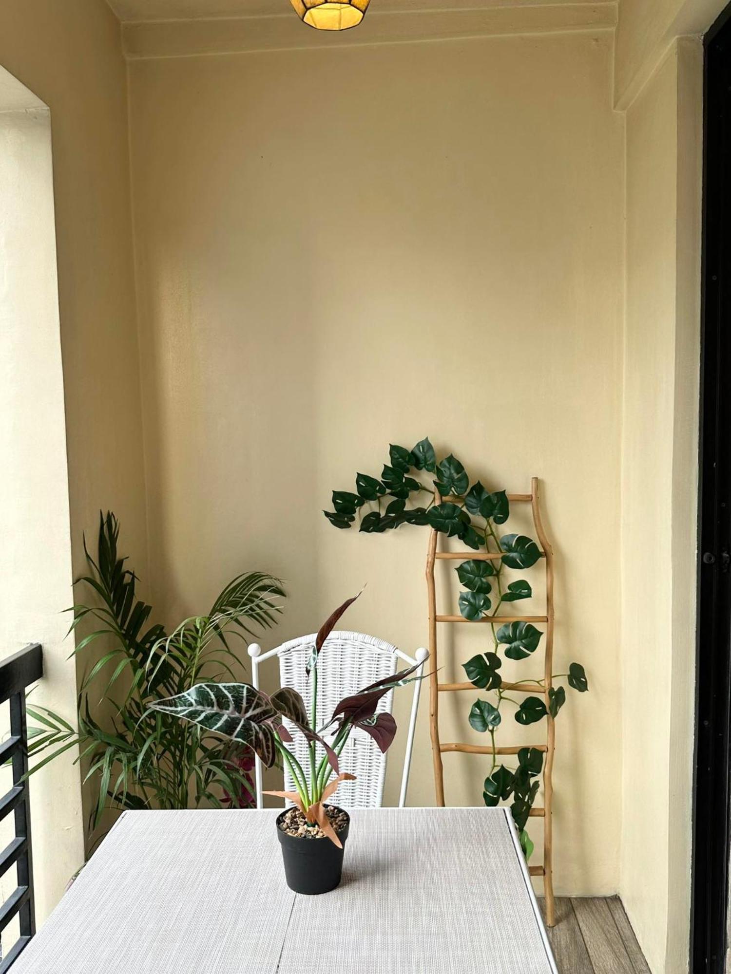 One Bedroom With Balcony By Christine Suites Ph In Greenbelt Radisson Makati City Ngoại thất bức ảnh