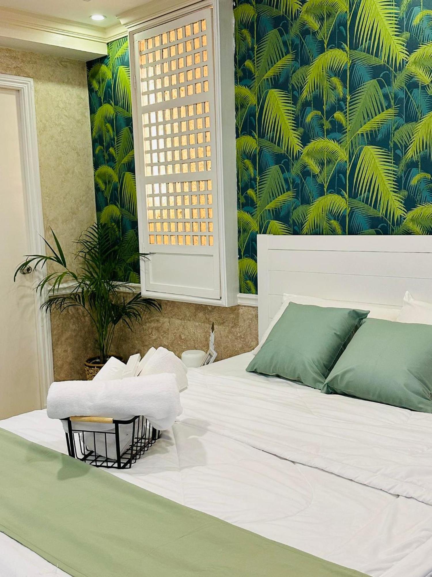 One Bedroom With Balcony By Christine Suites Ph In Greenbelt Radisson Makati City Ngoại thất bức ảnh