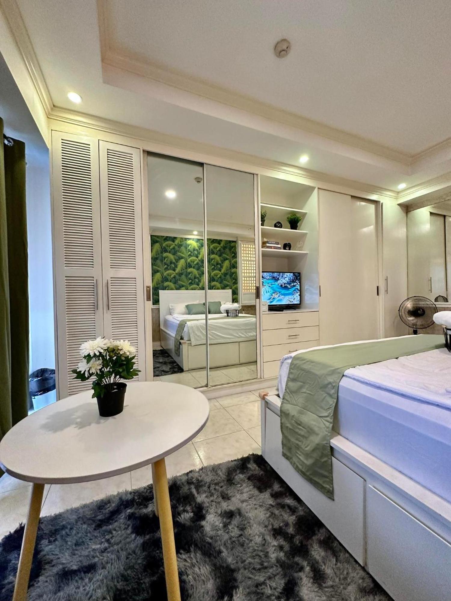 One Bedroom With Balcony By Christine Suites Ph In Greenbelt Radisson Makati City Ngoại thất bức ảnh