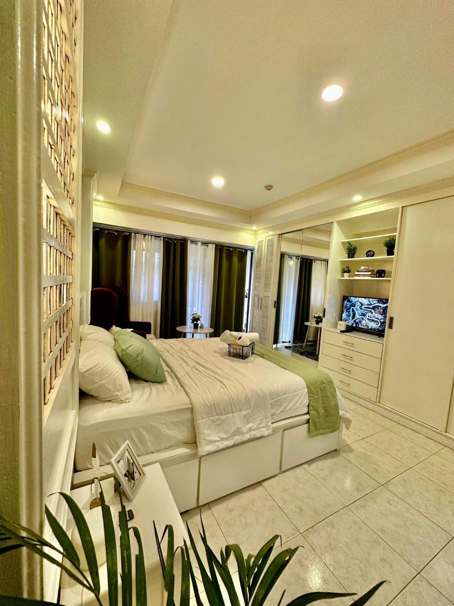 One Bedroom With Balcony By Christine Suites Ph In Greenbelt Radisson Makati City Ngoại thất bức ảnh