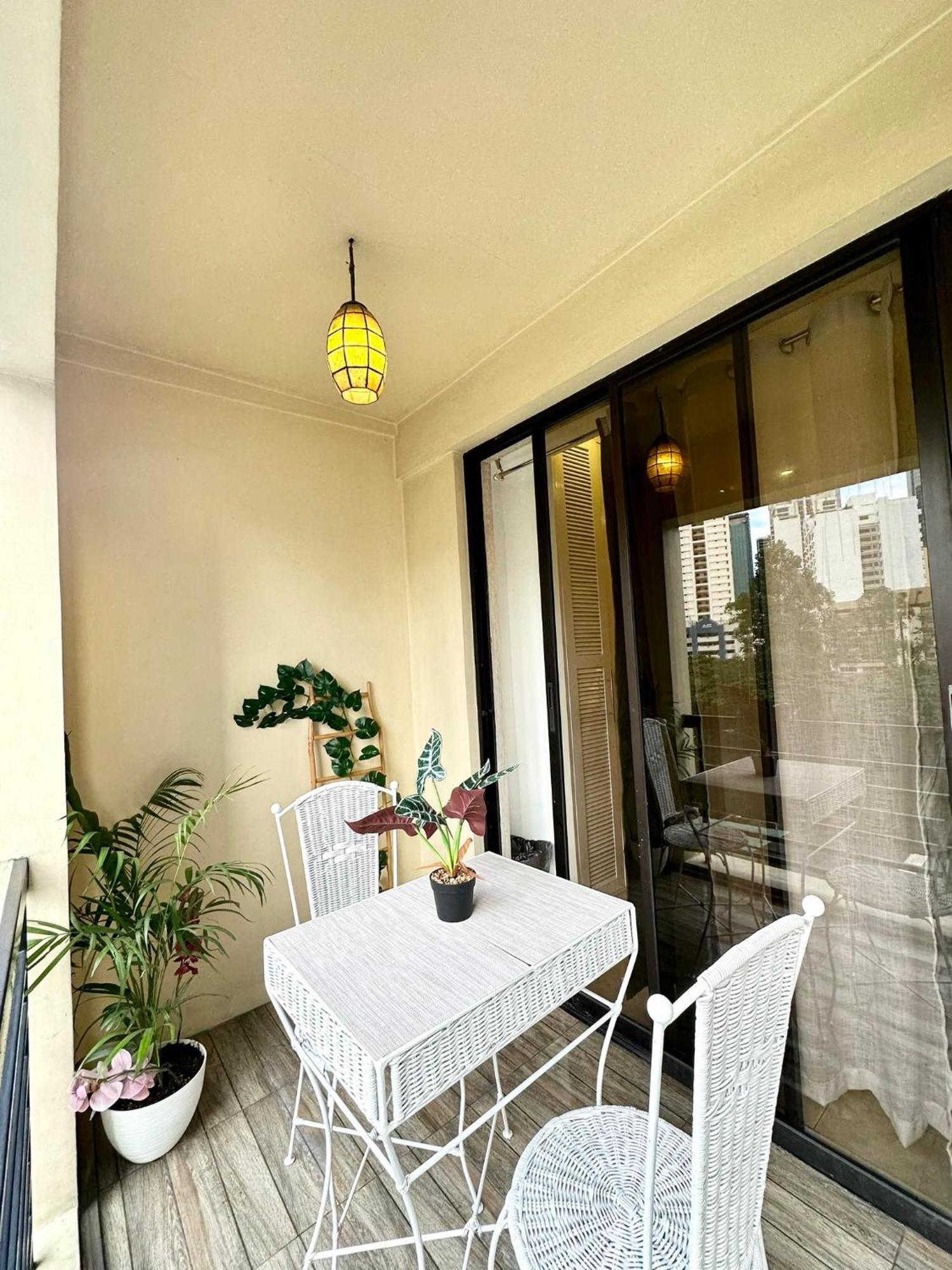 One Bedroom With Balcony By Christine Suites Ph In Greenbelt Radisson Makati City Ngoại thất bức ảnh