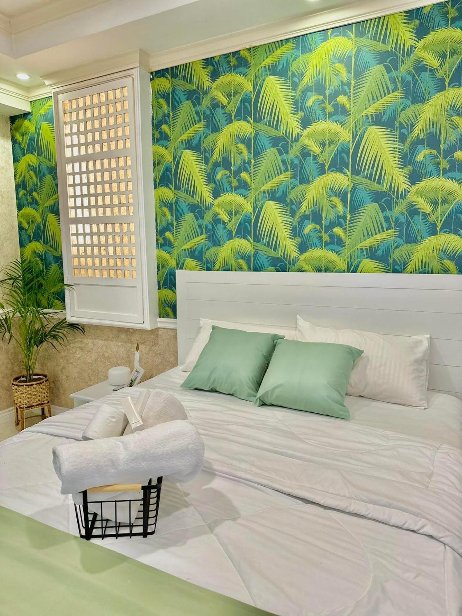 One Bedroom With Balcony By Christine Suites Ph In Greenbelt Radisson Makati City Ngoại thất bức ảnh