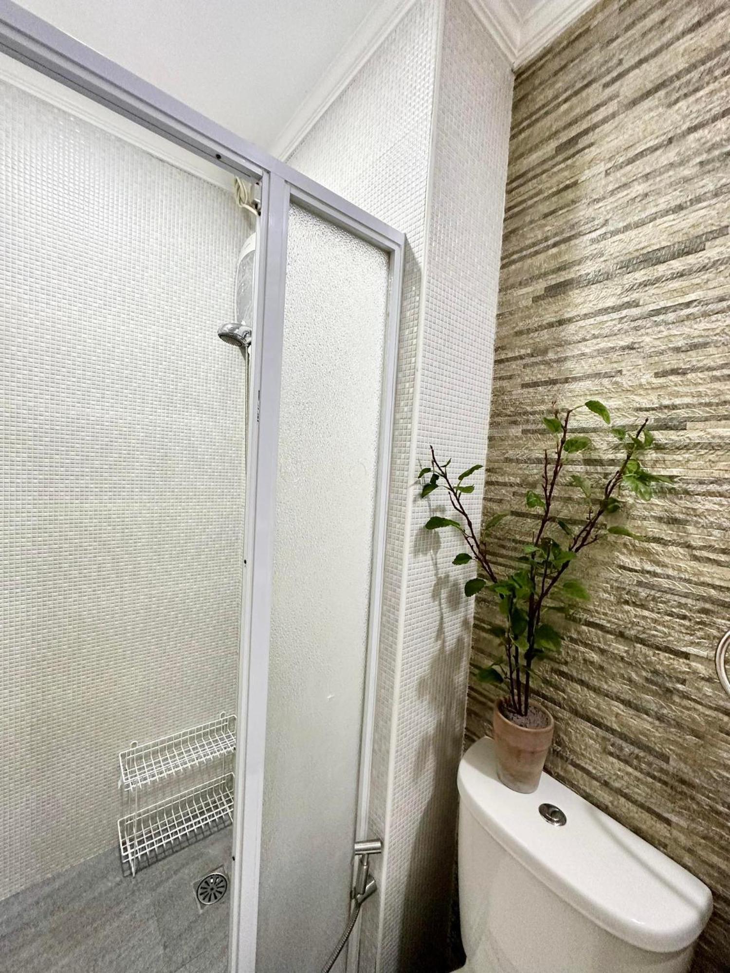 One Bedroom With Balcony By Christine Suites Ph In Greenbelt Radisson Makati City Ngoại thất bức ảnh