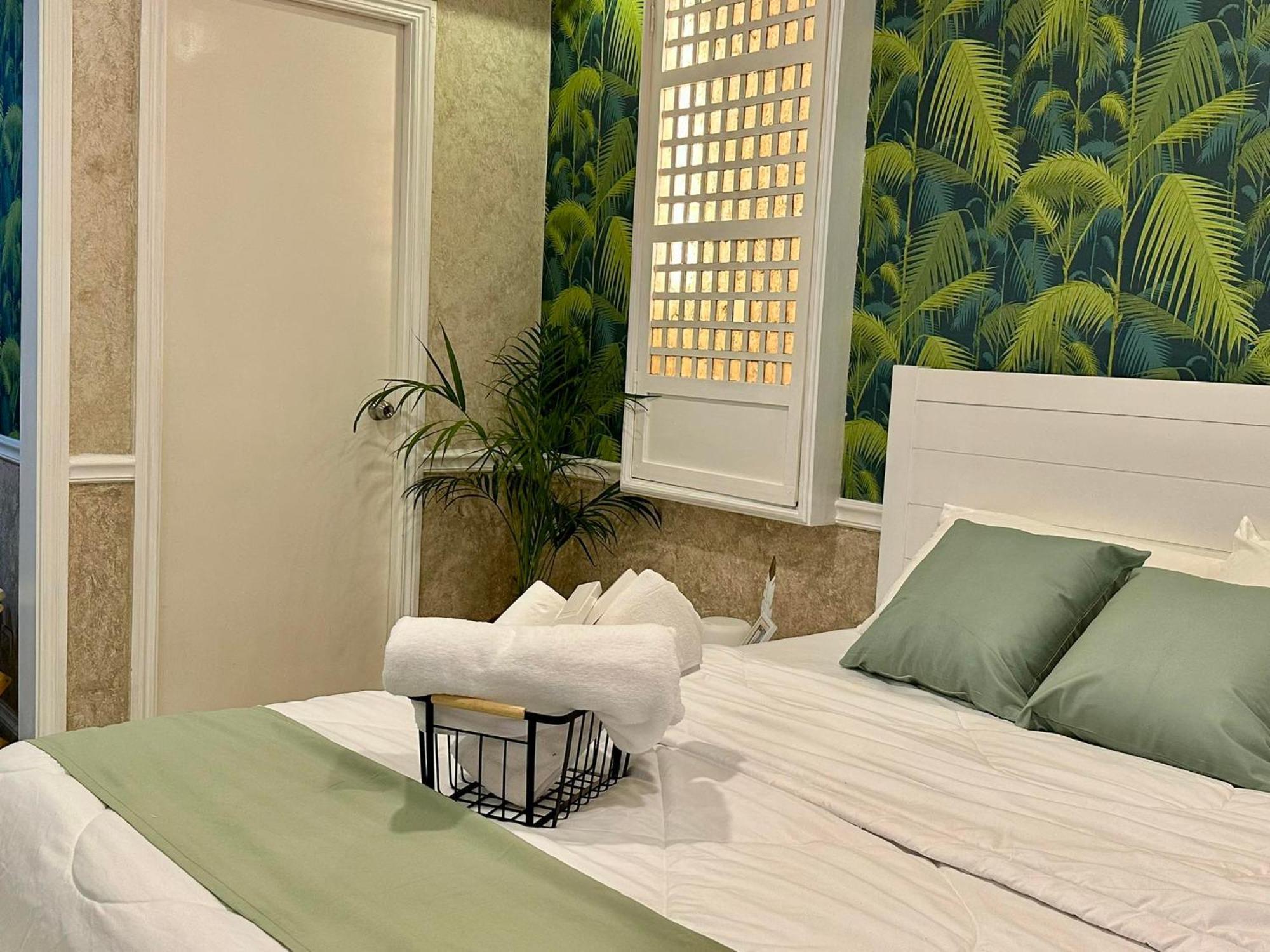One Bedroom With Balcony By Christine Suites Ph In Greenbelt Radisson Makati City Ngoại thất bức ảnh