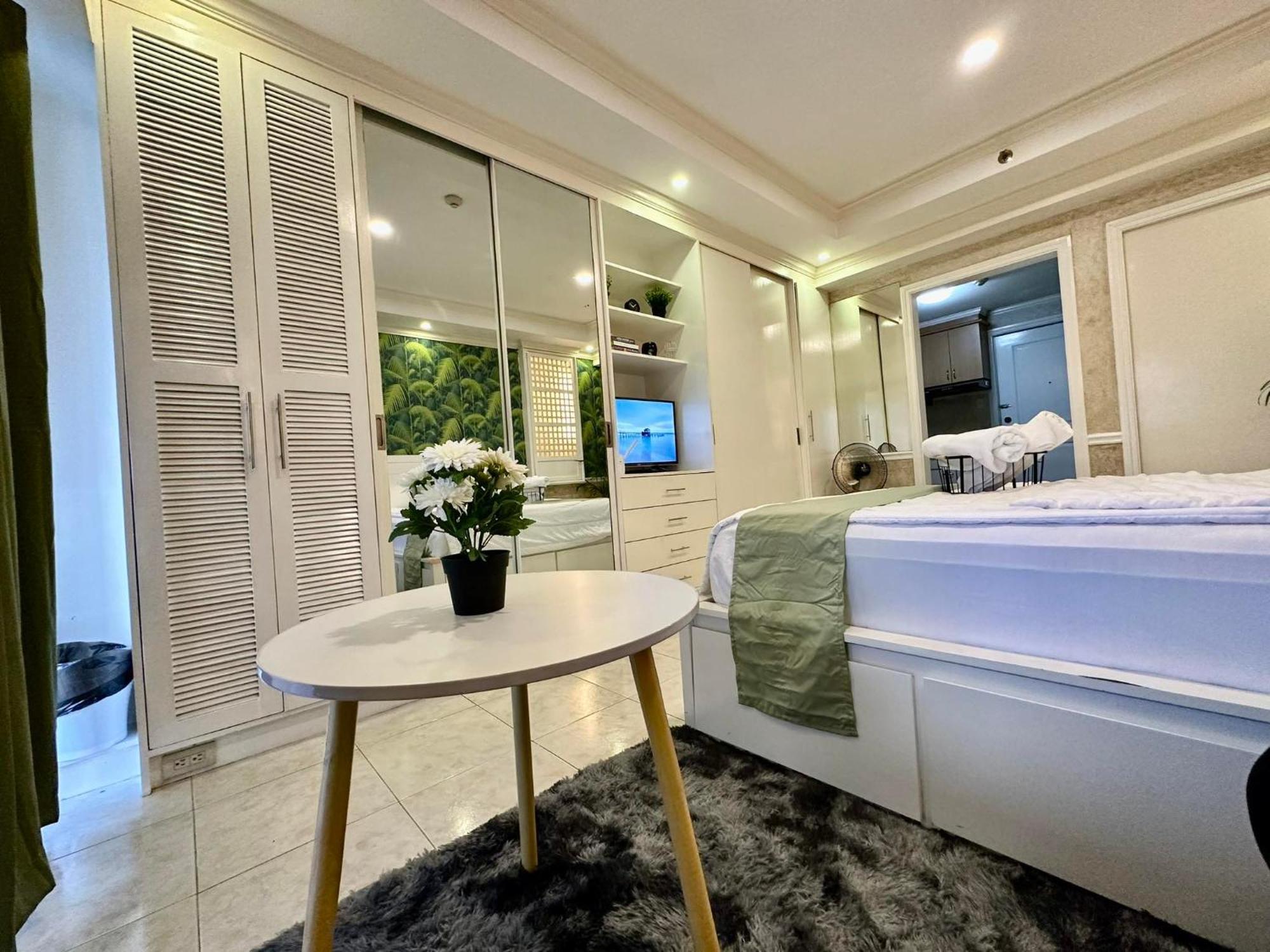 One Bedroom With Balcony By Christine Suites Ph In Greenbelt Radisson Makati City Ngoại thất bức ảnh