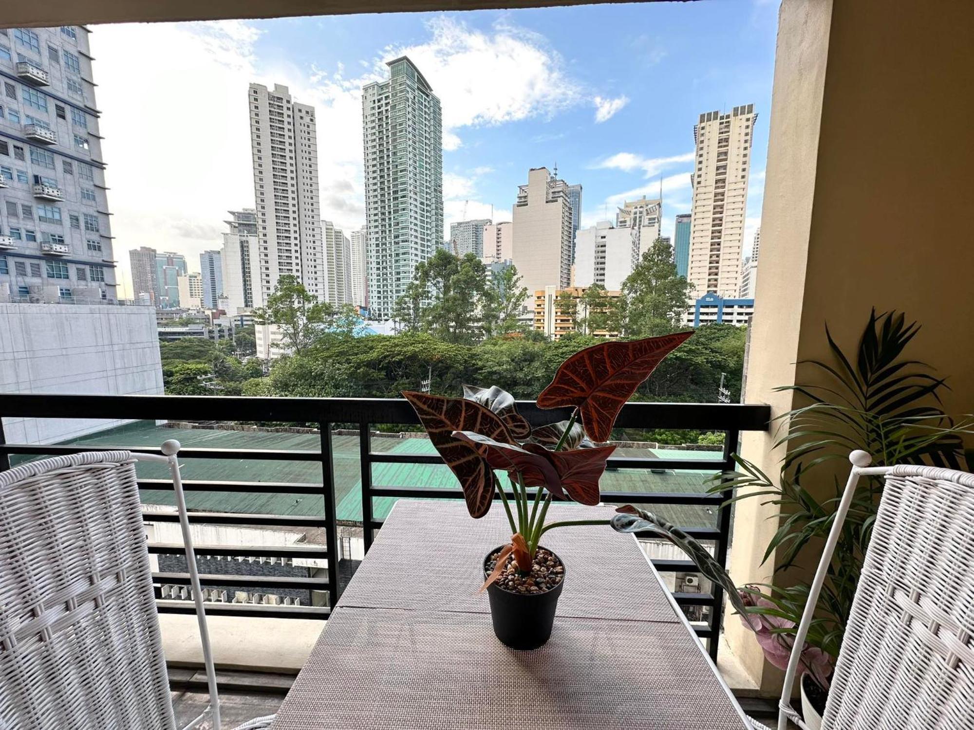 One Bedroom With Balcony By Christine Suites Ph In Greenbelt Radisson Makati City Ngoại thất bức ảnh
