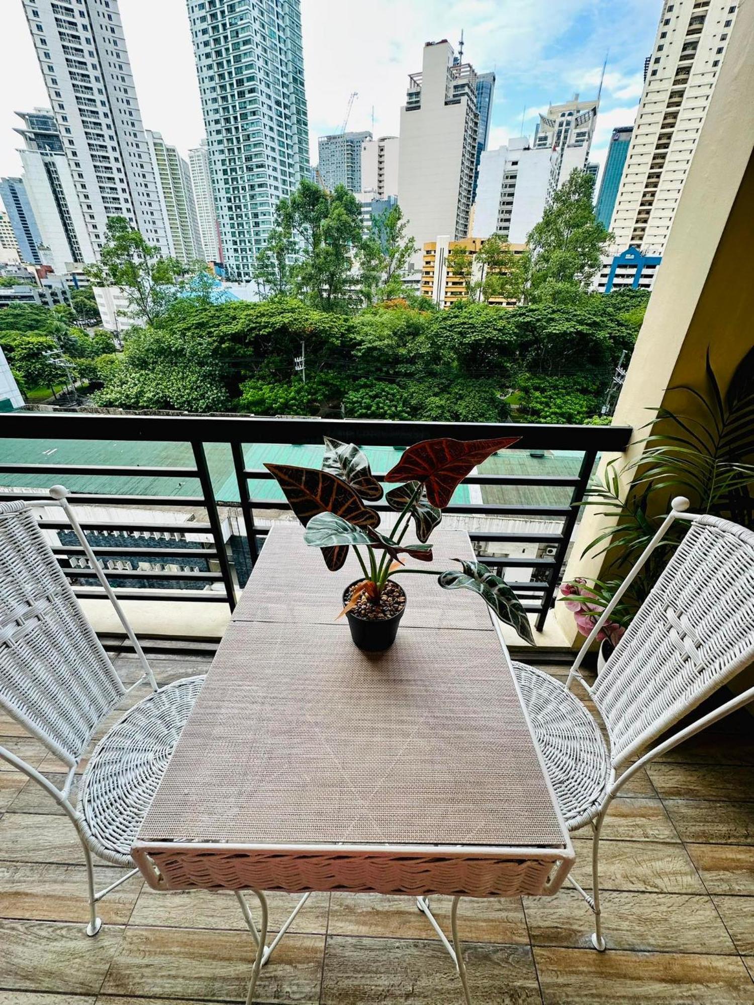 One Bedroom With Balcony By Christine Suites Ph In Greenbelt Radisson Makati City Ngoại thất bức ảnh