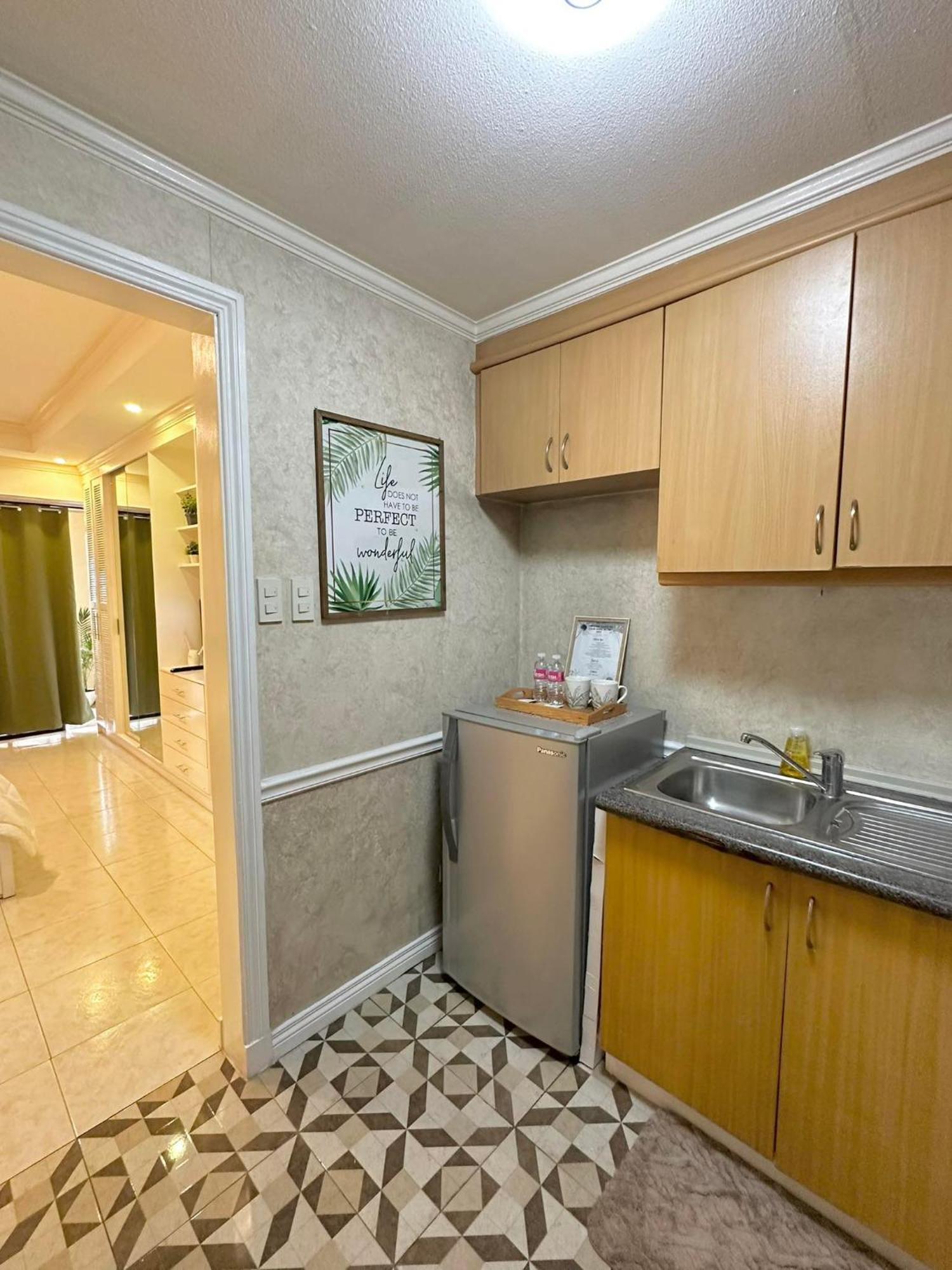 One Bedroom With Balcony By Christine Suites Ph In Greenbelt Radisson Makati City Ngoại thất bức ảnh