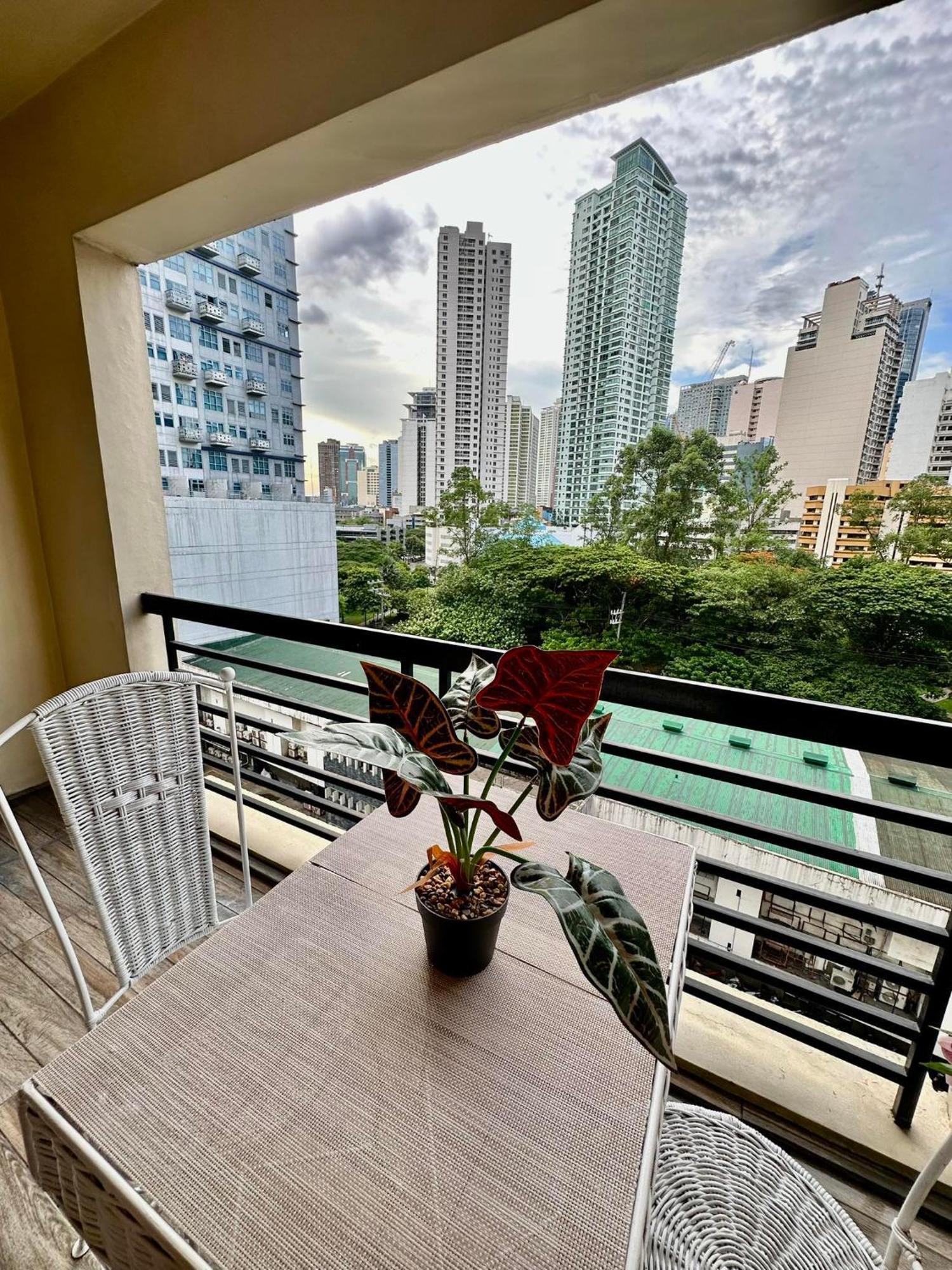 One Bedroom With Balcony By Christine Suites Ph In Greenbelt Radisson Makati City Ngoại thất bức ảnh