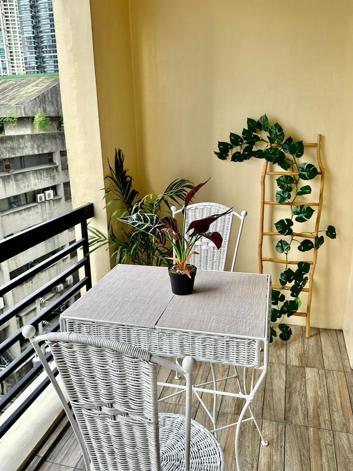One Bedroom With Balcony By Christine Suites Ph In Greenbelt Radisson Makati City Ngoại thất bức ảnh