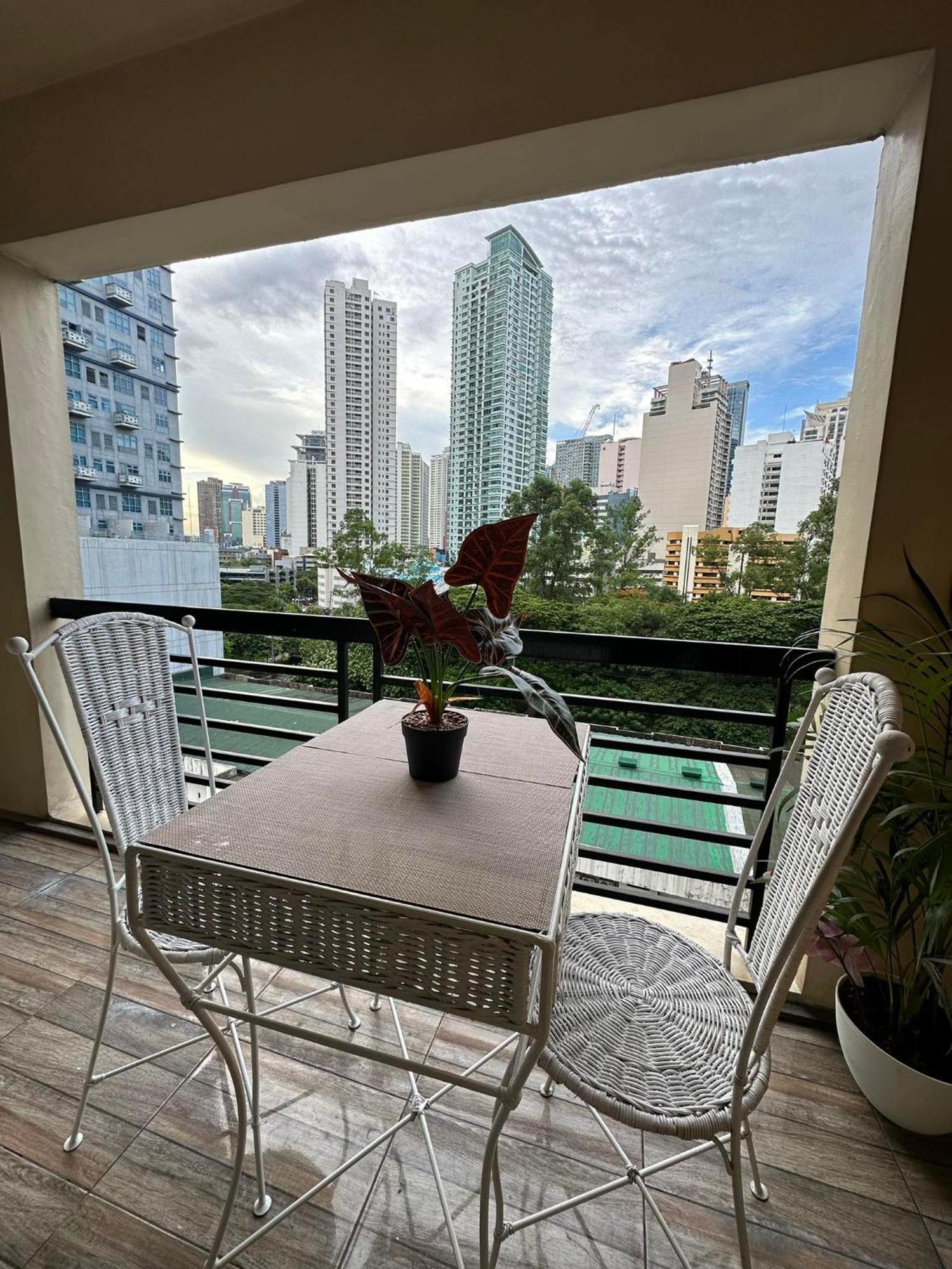 One Bedroom With Balcony By Christine Suites Ph In Greenbelt Radisson Makati City Ngoại thất bức ảnh