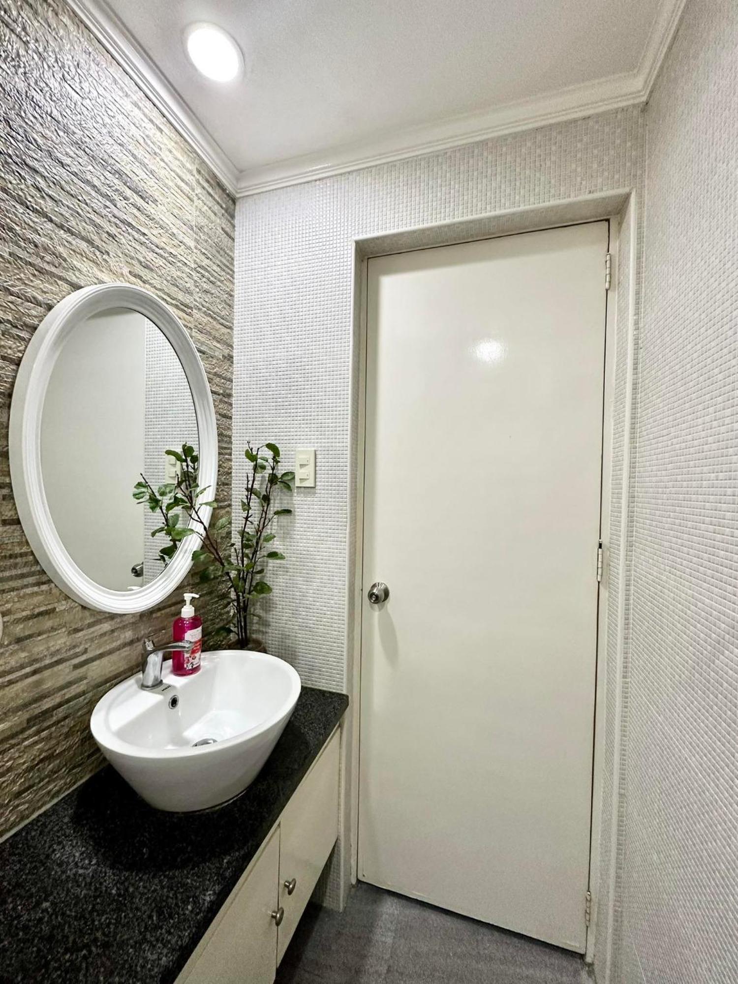One Bedroom With Balcony By Christine Suites Ph In Greenbelt Radisson Makati City Ngoại thất bức ảnh