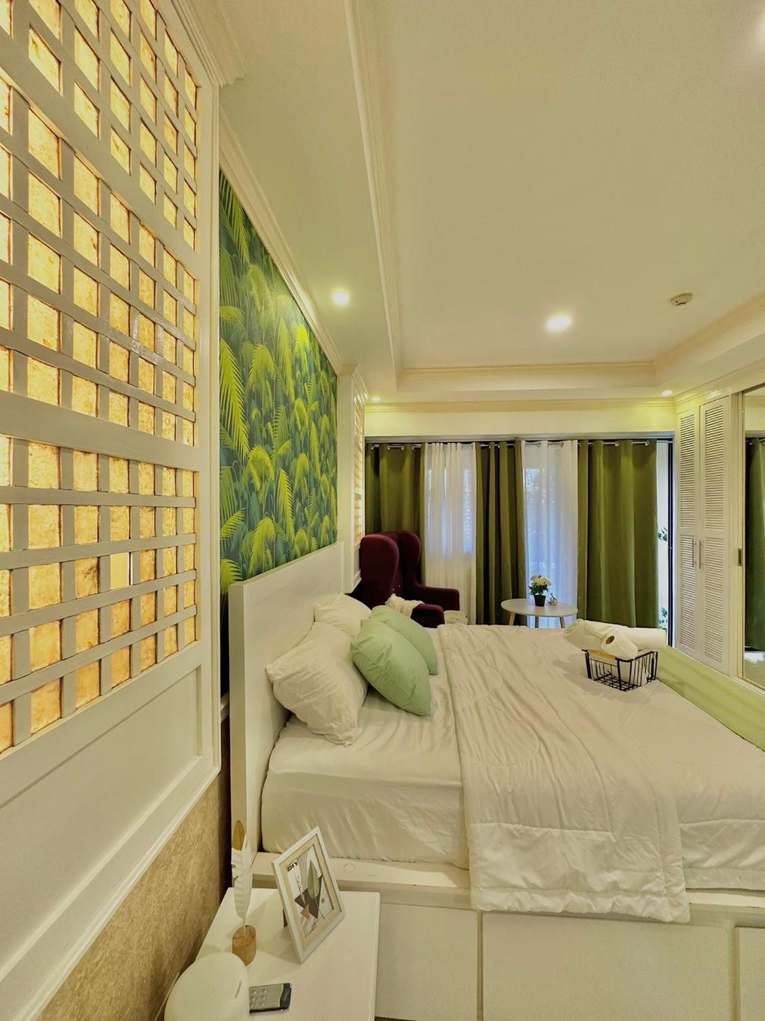 One Bedroom With Balcony By Christine Suites Ph In Greenbelt Radisson Makati City Ngoại thất bức ảnh
