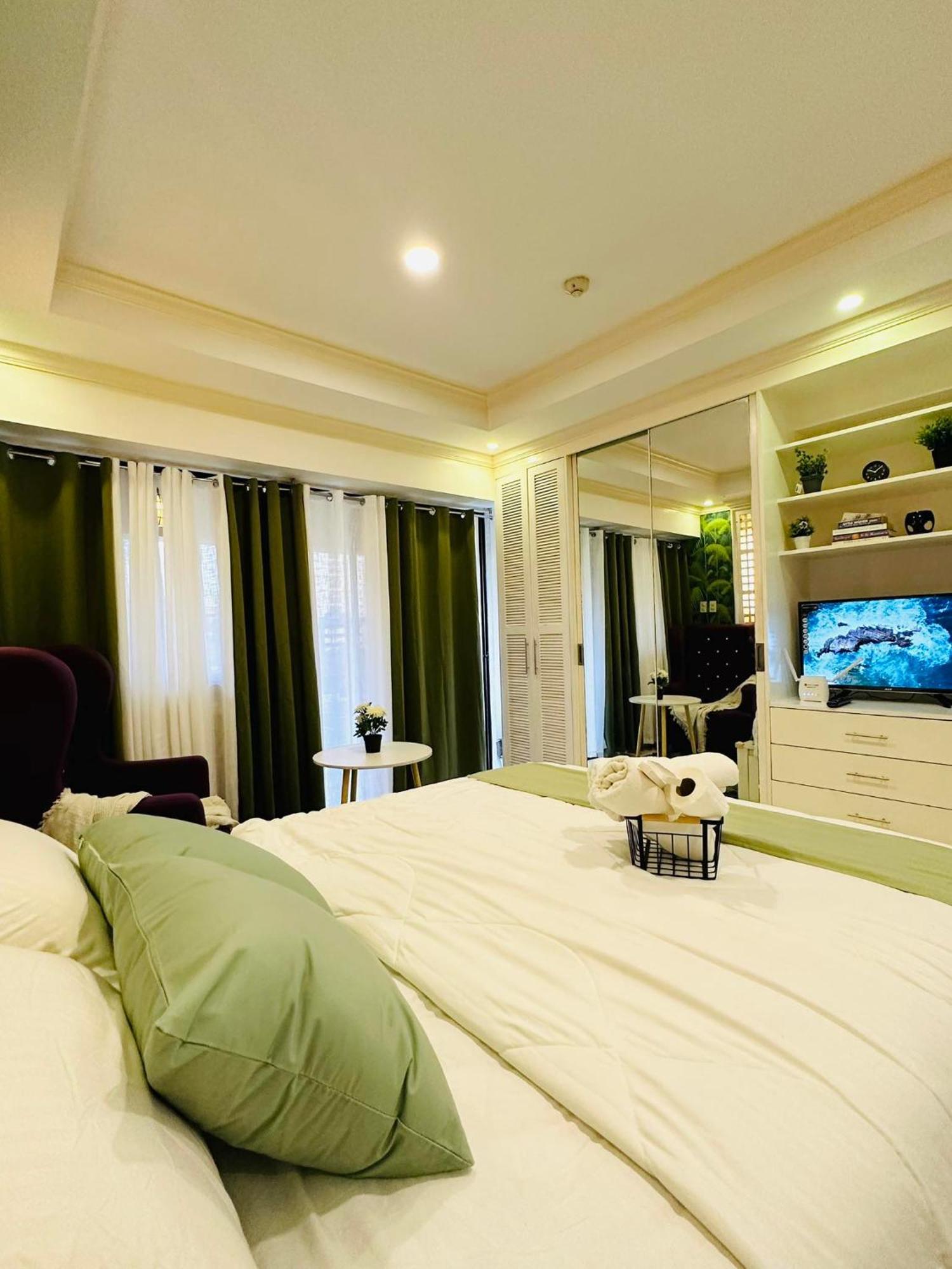 One Bedroom With Balcony By Christine Suites Ph In Greenbelt Radisson Makati City Ngoại thất bức ảnh