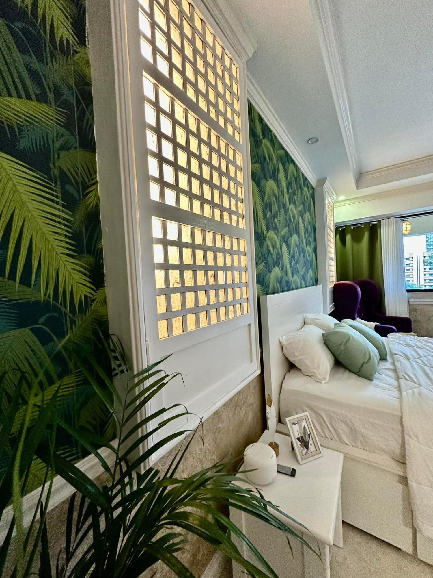 One Bedroom With Balcony By Christine Suites Ph In Greenbelt Radisson Makati City Ngoại thất bức ảnh