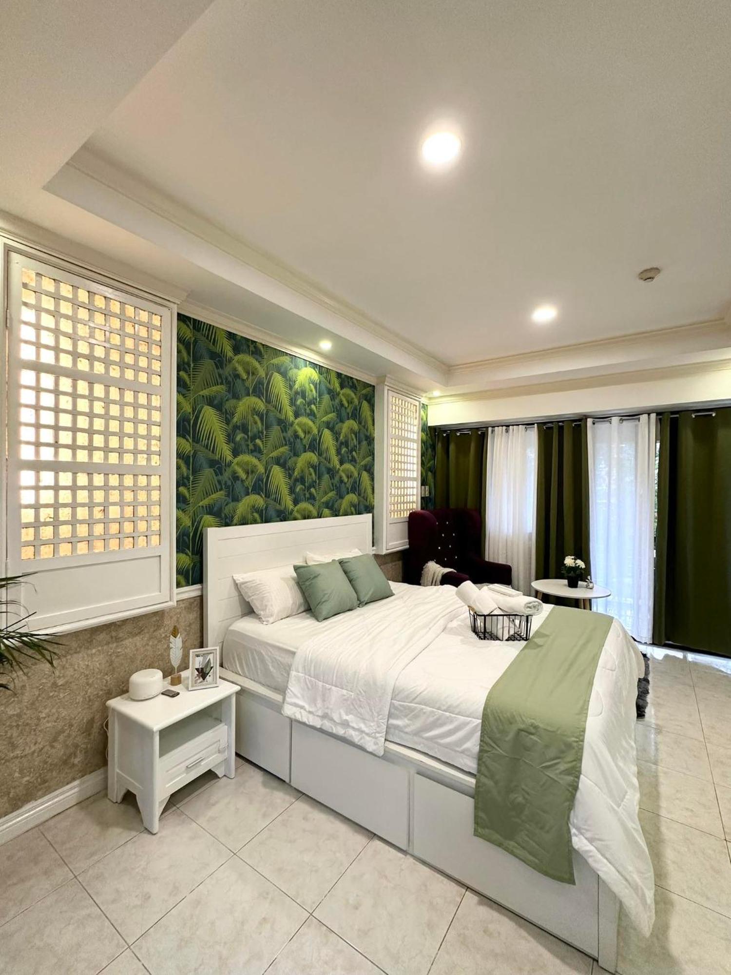 One Bedroom With Balcony By Christine Suites Ph In Greenbelt Radisson Makati City Ngoại thất bức ảnh